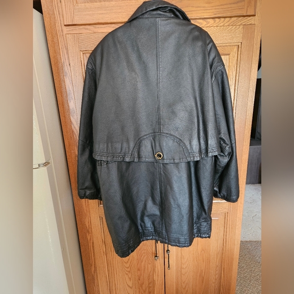 Vintage Women's Black Leather Coat - Picture 5 of 11